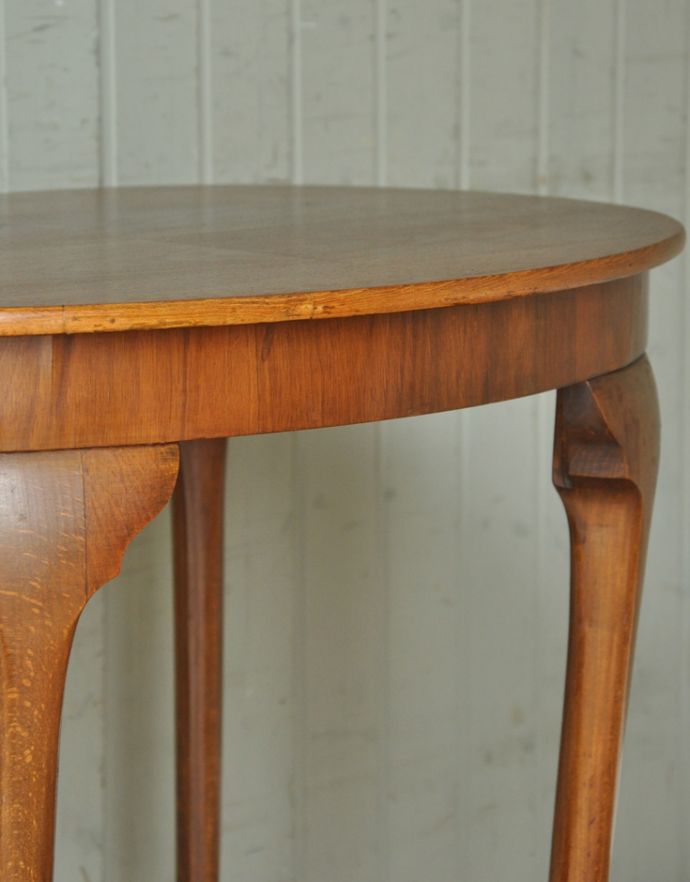 アンティークのテーブル　アンティーク家具　イギリスの便利なアンティーク家具、細くて長い脚が美しいオケージョナルテーブル。きちんと修復しているので、届いたその日からお使いいただけます。(j-1673-f)