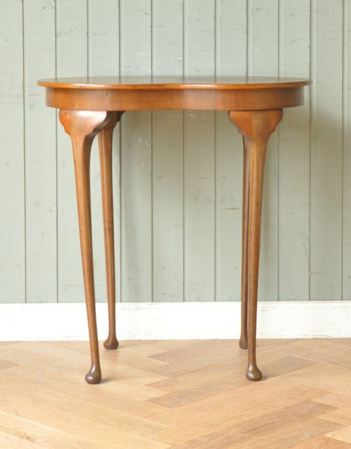 アンティークのテーブル　アンティーク家具　イギリスの便利なアンティーク家具、細くて長い脚が美しいオケージョナルテーブル。アンティークは新品ではないので、経年変化によるキズはありますが、専門の職人によって目立たないようにキレイにお直しをしています。(j-1673-f)