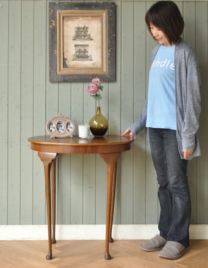 アンティークのテーブル　アンティーク家具　イギリスの便利なアンティーク家具、細くて長い脚が美しいオケージョナルテーブル。どこでも使える便利なオケージョナルテーブル。(j-1673-f)