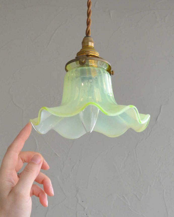 ペンダントライト　照明・ライティング　美しい輝きにうっとり、グリーンのヴァセリンのアンティークシェードペンダントライト（コード・シャンデリア電球・ギャラリーA付き） 。。(j-168-z)