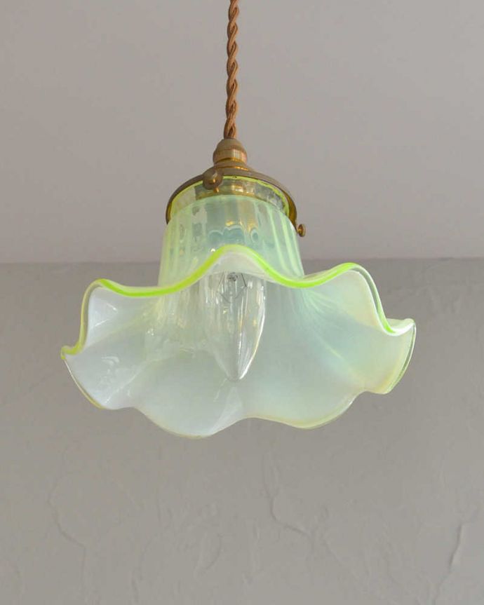 ペンダントライト　照明・ライティング　美しい輝きにうっとり、グリーンのヴァセリンのアンティークシェードペンダントライト（コード・シャンデリア電球・ギャラリーA付き） 。。(j-168-z)