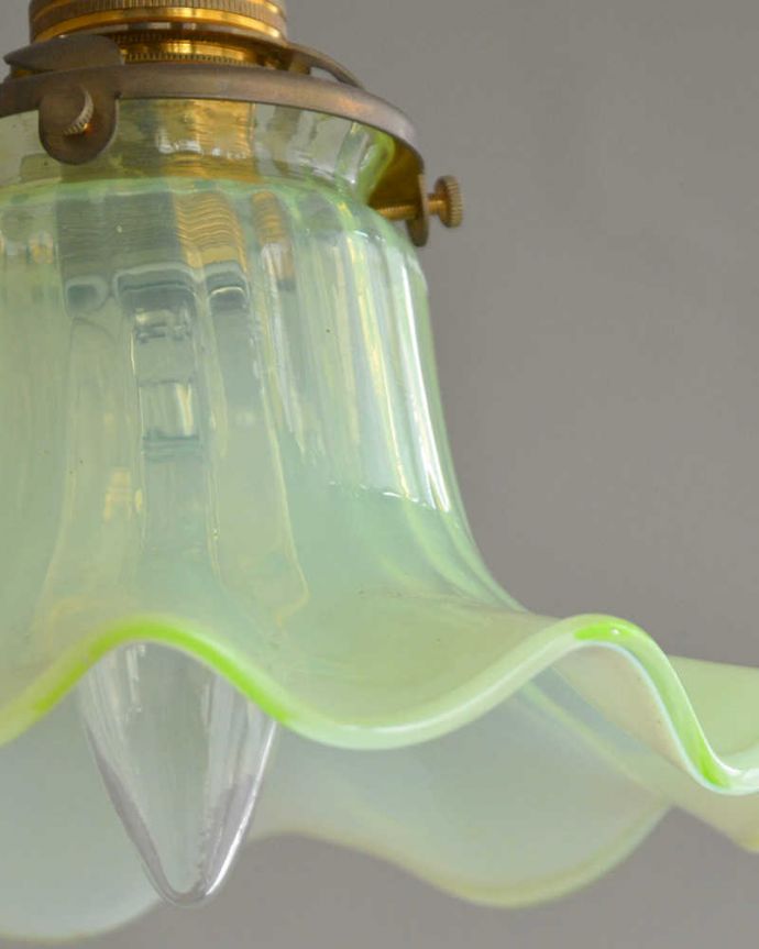 ペンダントライト　照明・ライティング　美しい輝きにうっとり、グリーンのヴァセリンのアンティークシェードペンダントライト（コード・シャンデリア電球・ギャラリーA付き） 。。(j-168-z)