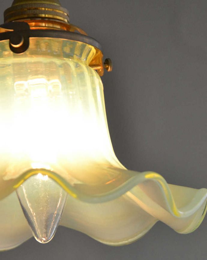 ペンダントライト　照明・ライティング　美しい輝きにうっとり、グリーンのヴァセリンのアンティークシェードペンダントライト（コード・シャンデリア電球・ギャラリーA付き） 。。(j-168-z)