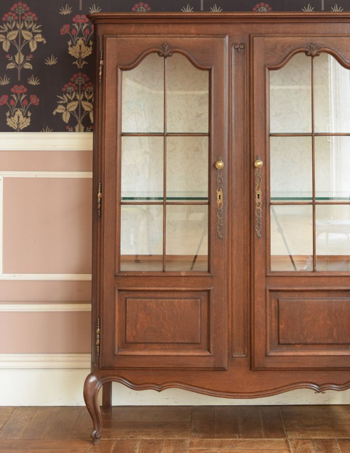 アンティークのキャビネット　アンティーク家具　フランスで見つけたアンティーク家具、猫脚の優雅なガラスキャビネット。客間やリビングなどキチンとした雰囲気を作りたいコーナーにも最適です。(j-1681-f)