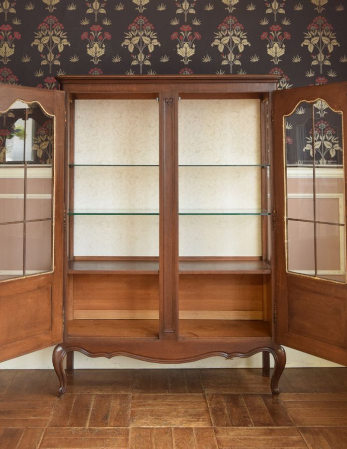 アンティークのキャビネット　アンティーク家具　フランスで見つけたアンティーク家具、猫脚の優雅なガラスキャビネット。しっかり収納力があるのが嬉しいです。(j-1681-f)