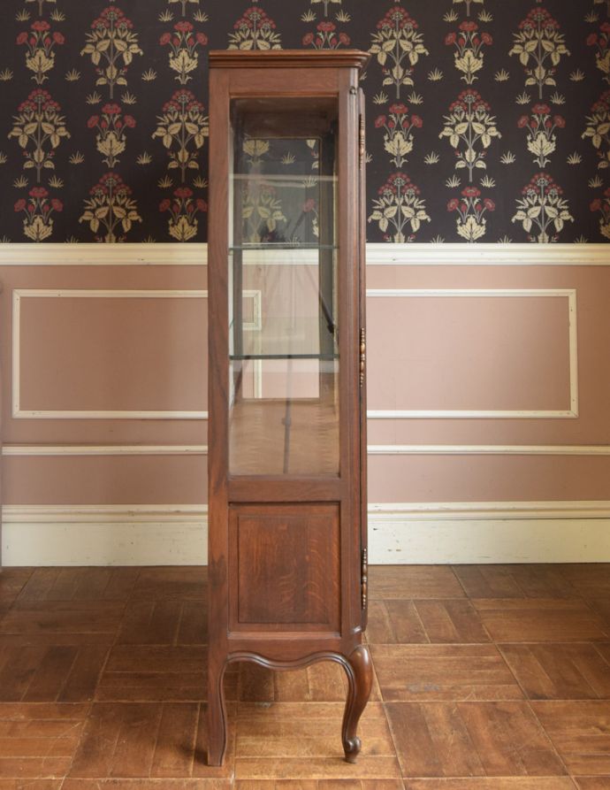 アンティークのキャビネット　アンティーク家具　フランスで見つけたアンティーク家具、猫脚の優雅なガラスキャビネット。サイドもガラスなので、どこから見ても美しいです！しっかり作られているので、安心してお使いいただけます。(j-1681-f)