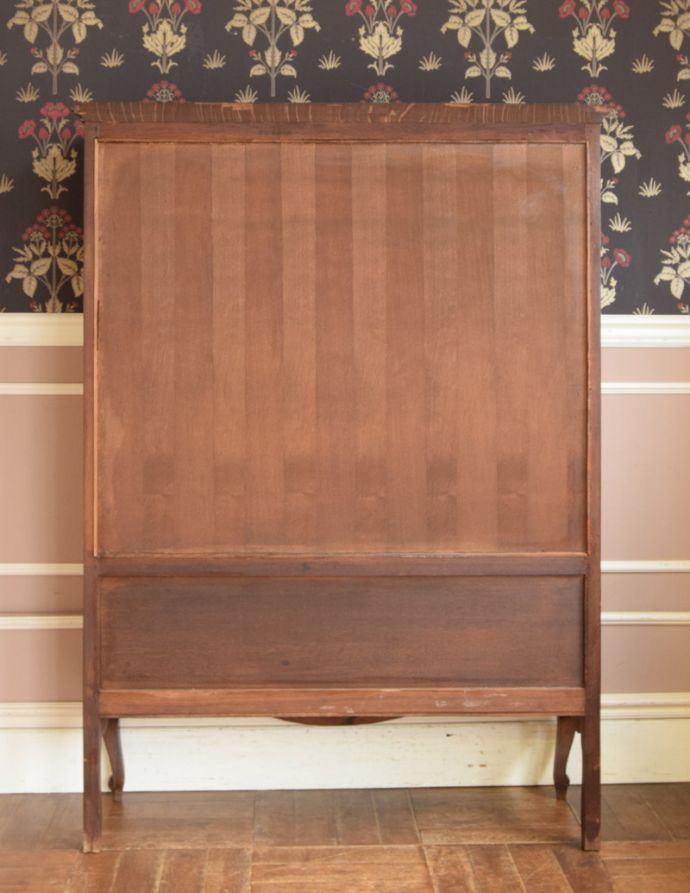 アンティークのキャビネット　アンティーク家具　フランスで見つけたアンティーク家具、猫脚の優雅なガラスキャビネット。キチンとメンテナンスしてあるので、裏側もキレイです。(j-1681-f)