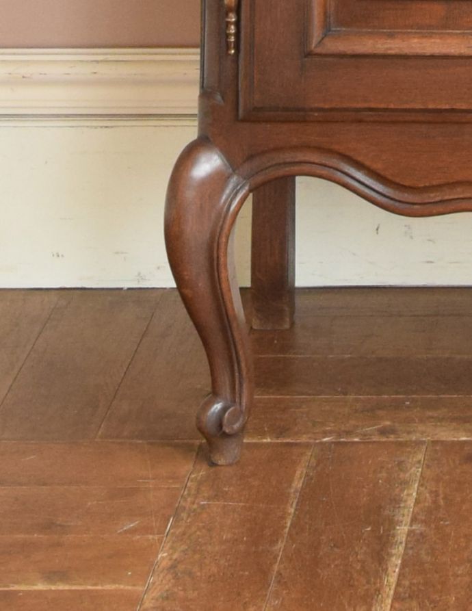 アンティークのキャビネット　アンティーク家具　フランスで見つけたアンティーク家具、猫脚の優雅なガラスキャビネット。安定感のある脚がしっかり支えます。(j-1681-f)