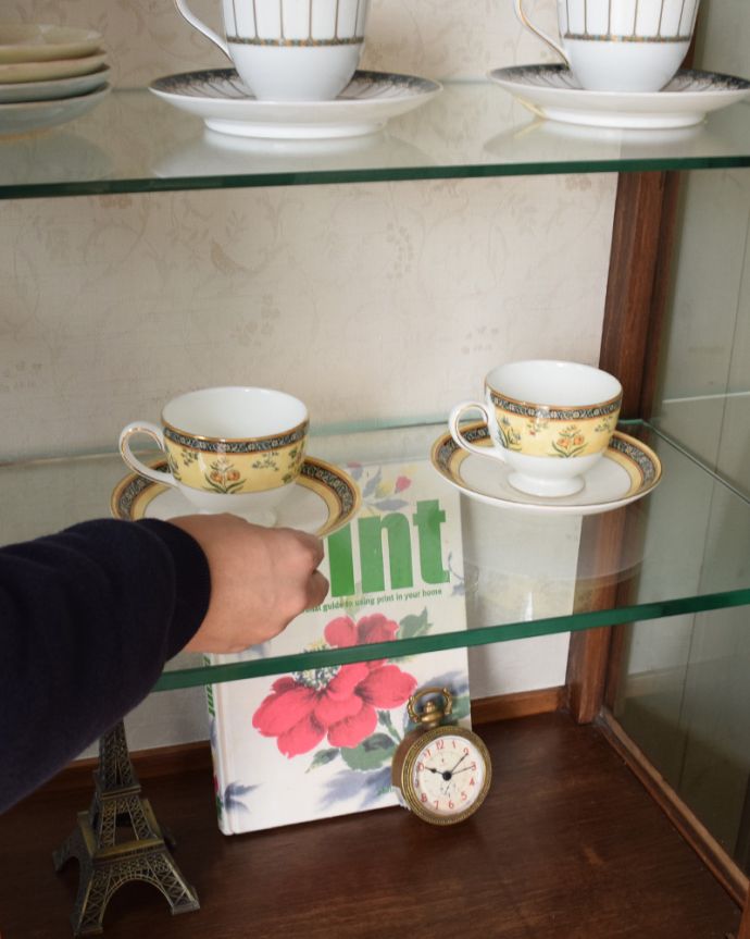 アンティークのキャビネット　アンティーク家具　フランスで見つけたアンティーク家具、猫脚の優雅なガラスキャビネット。何を入れてもOK！全部が素敵に見えちゃう！飾るものがないから…なんて思わないで、お家にあるお客様用のカップなどを入れてみましょう。(j-1681-f)