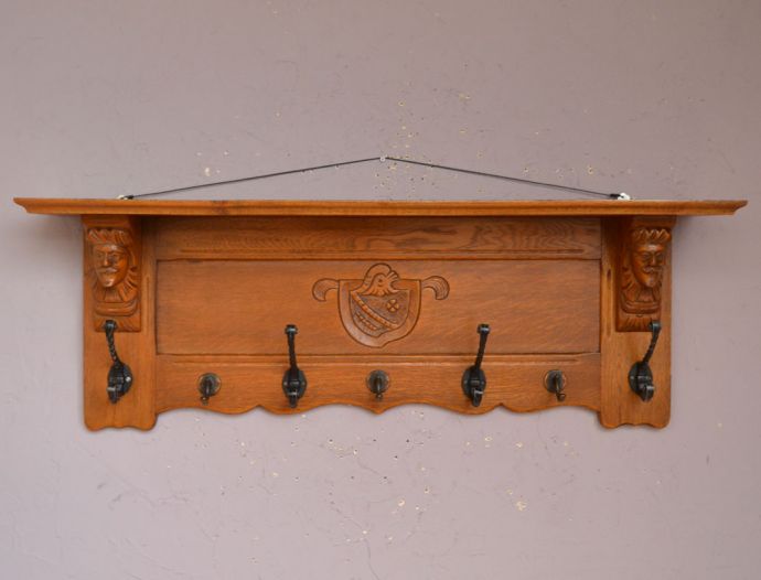 ウォールシェルフ・ウォールハンガー アンティーク家具 フランスアンティークの壁付け家具、フックがたっぷり付いた美しいウォールハンガー(壁付けシェルフ)。壁をオシャレにしてくれる!実用的なアンティークフランスらしい優雅なデザインでおシャレな雰囲気を作ってくれるシェルフ。(j-1691-f)