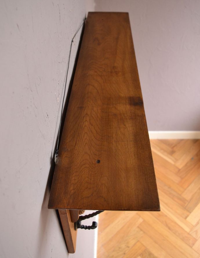 ウォールシェルフ・ウォールハンガー アンティーク家具 フランスアンティークの壁付け家具、フックがたっぷり付いた美しいウォールハンガー(壁付けシェルフ)。天板を上から見てみると・・・モノを乗せる天板もアンティーク家具専門の職人がこんな感じできちんと仕上げました。(j-1691-f)