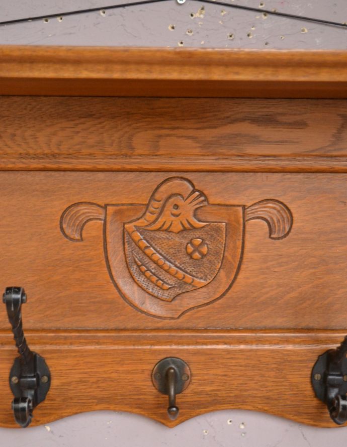 ウォールシェルフ・ウォールハンガー アンティーク家具 フランスアンティークの壁付け家具、フックがたっぷり付いた美しいウォールハンガー(壁付けシェルフ)。壁のオシャレを楽しみましょう空いている壁に取り付けるだけでなんだかワクワクしちゃう可愛らしさ。(j-1691-f)