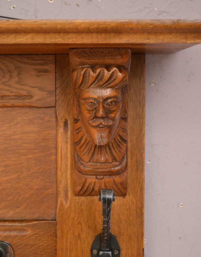 ウォールシェルフ・ウォールハンガー アンティーク家具 フランスアンティークの壁付け家具、フックがたっぷり付いた美しいウォールハンガー(壁付けシェルフ)。棚受けも木製なので、どこか高級感が漂います。(j-1691-f)