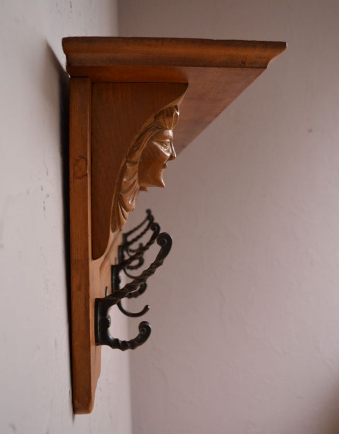 ウォールシェルフ・ウォールハンガー アンティーク家具 フランスアンティークの壁付け家具、フックがたっぷり付いた美しいウォールハンガー(壁付けシェルフ)。横から見ても可愛いデザインですもちろん横顔だってフランスらしく可愛いデザイン。(j-1691-f)