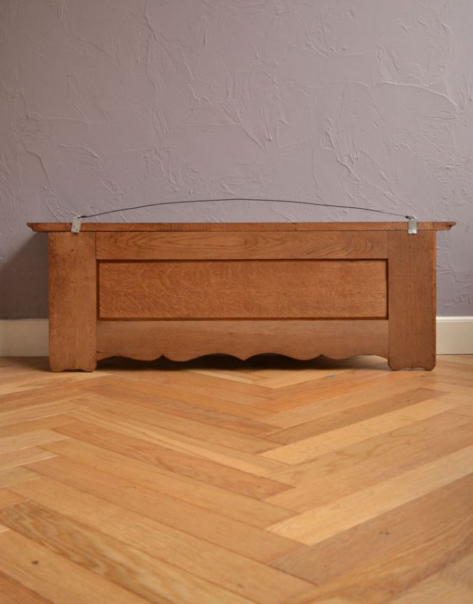 ウォールシェルフ・ウォールハンガー アンティーク家具 フランスアンティークの壁付け家具、フックがたっぷり付いた美しいウォールハンガー(壁付けシェルフ)。後ろ側を見てみると・・・アンティークは新品ではないので、もちろん経年変化によるキズはありますが、壁への取り付け部分も職人がキレイに修復しました。(j-1691-f)