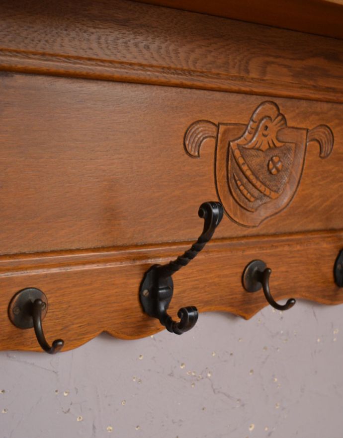 ウォールシェルフ・ウォールハンガー アンティーク家具 フランスアンティークの壁付け家具、フックがたっぷり付いた美しいウォールハンガー(壁付けシェルフ)。いろいろ便利に使える仕掛けオリジナルのフックは形も色もアンティークらしく素敵。(j-1691-f)