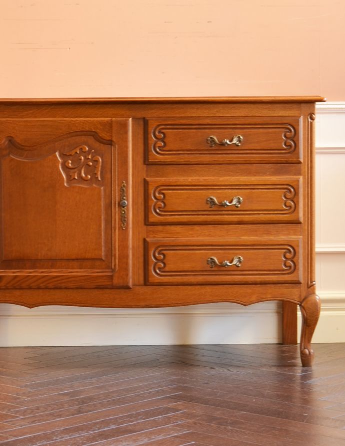 アンティークのキャビネット　アンティーク家具　プロヴァンス香るフレンチアンティーク家具、いつも人気者の彫りがキレイなキャビネット。繊細で高級感たっぷりの扉の彫り。(j-1702-f)