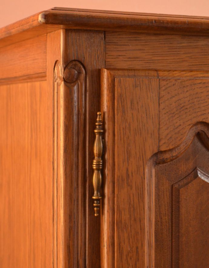 アンティークのキャビネット　アンティーク家具　プロヴァンス香るフレンチアンティーク家具、いつも人気者の彫りがキレイなキャビネット。サイドにもカッティングが施されています。(j-1702-f)