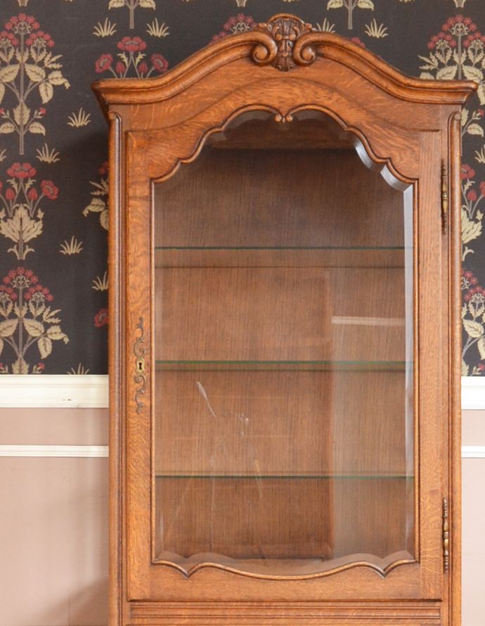 アンティークのキャビネット アンティーク家具 南仏スタイルのアンティーク家具、美しいガラスキャビネット(飾り棚)。ガラスが大きいので、中に飾ったものがいい感じに見えてオシャレになります。(j-1704-f)
