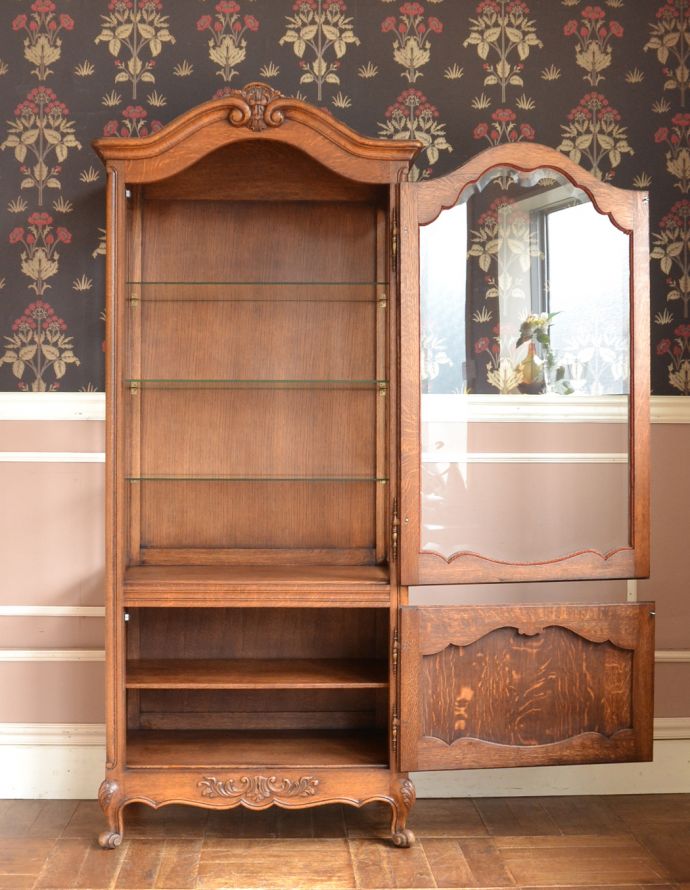 アンティークのキャビネット アンティーク家具 南仏スタイルのアンティーク家具、美しいガラスキャビネット(飾り棚)。食器や写真立て、本やDVDなどなど、たくさん飾ればディスプレイの幅が広がります!棚板は可動します。(j-1704-f)