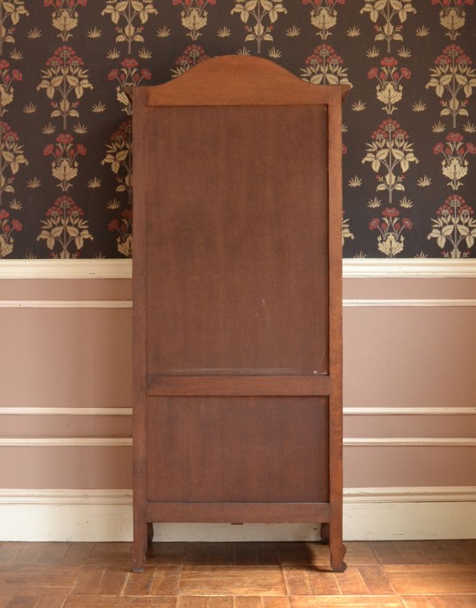 アンティークのキャビネット　アンティーク家具　フレンチスタイルの優雅なアンティーク家具、美しいガラスキャビネット（飾り棚） 。後ろ姿もキレイですアンティークは新品ではないので、もちろん経年変化によるキズはありますが、専門の職人がキレイにお直しをしているので、後ろ姿までキレイです。(j-1704-f-1)