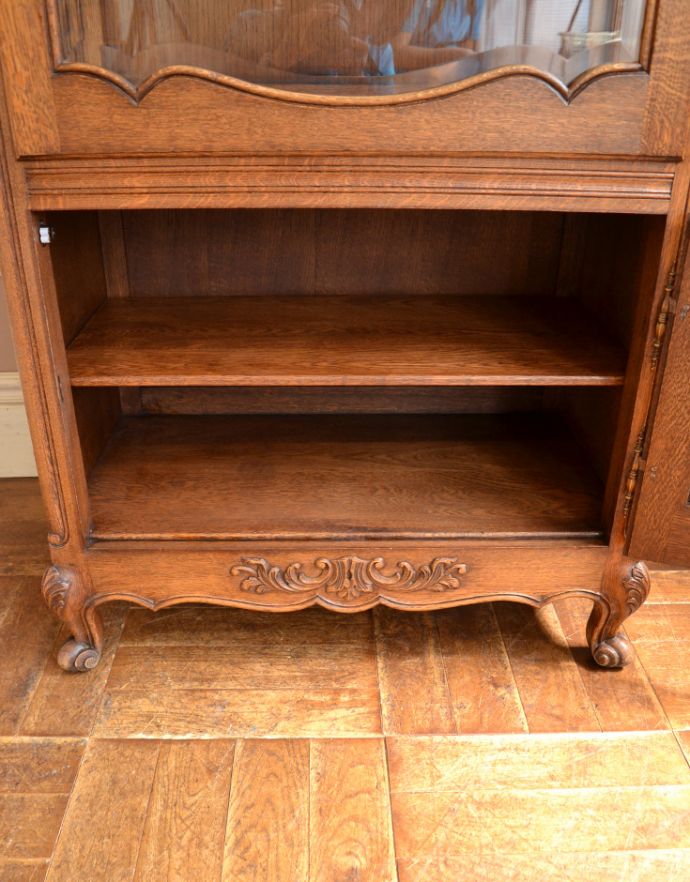 アンティークのキャビネット アンティーク家具 南仏スタイルのアンティーク家具、美しいガラスキャビネット(飾り棚)。メンテナンスをしてあるので安心してお使い頂けます。(j-1704-f)