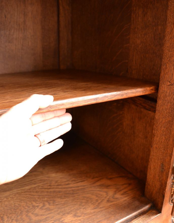 アンティークのキャビネット アンティーク家具 南仏スタイルのアンティーク家具、美しいガラスキャビネット(飾り棚)。下扉内も同じく、棚板は可動です。(j-1704-f)