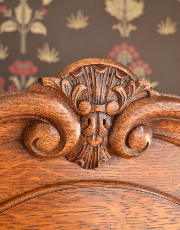 アンティークのキャビネット アンティーク家具 南仏スタイルのアンティーク家具、美しいガラスキャビネット(飾り棚)。トップに付いた美しい装飾にはどこか和の美しさを感じます。(j-1704-f)