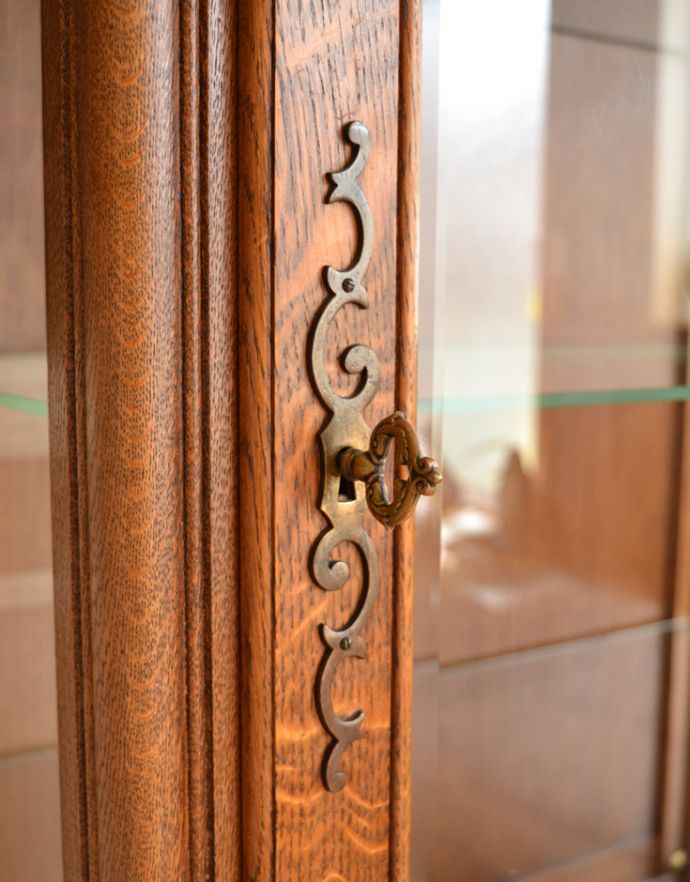 アンティークのキャビネット アンティーク家具 南仏スタイルのアンティーク家具、美しいガラスキャビネット(飾り棚)。扉の開閉には、鍵を引っ掛けてお使い下さい。(j-1704-f)