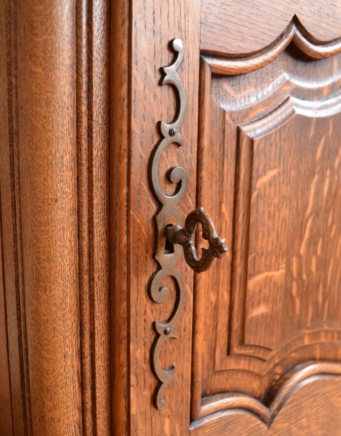 アンティークのキャビネット アンティーク家具 南仏スタイルのアンティーク家具、美しいガラスキャビネット(飾り棚)。ガラス扉、下扉ともに、鍵がきちんと使えるようにお直ししています。(j-1704-f)