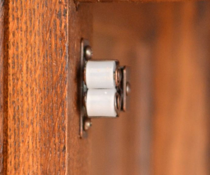 アンティークのキャビネット アンティーク家具 南仏スタイルのアンティーク家具、美しいガラスキャビネット(飾り棚)。扉にはローラーキャッチャーが付いているので、開け閉めがスムーズです。(j-1704-f)