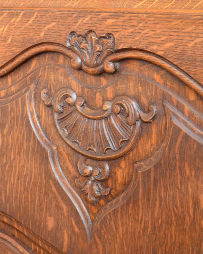 アンティークのキャビネット アンティーク家具 南仏スタイルのアンティーク家具、美しいガラスキャビネット(飾り棚)。贅沢なほどに施された彫の装飾!リッチな気分で心を満たしてくれます。(j-1704-f)