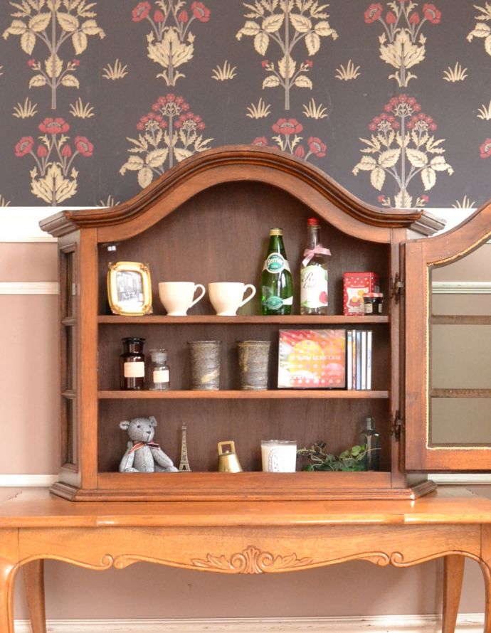 ウォールキャビネット　アンティーク家具　壁付けの小さなアンティーク家具、フランスのガラス扉付きウォールキャビネット。パリのアパルトマン気分で使える小さなフランスの家具やっぱり一番の魅力はフランスらしいデザイン。(j-1724-f)