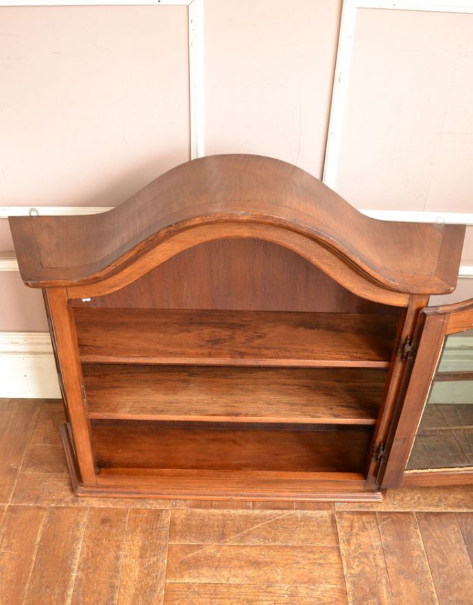 ウォールキャビネット　アンティーク家具　壁付けの小さなアンティーク家具、フランスのガラス扉付きウォールキャビネット。扉を開けてみると、こんな感じです小さいからと言って、修復に妥協はしません！アンティークの風合いだけ残してキレイに修復してあります。(j-1724-f)