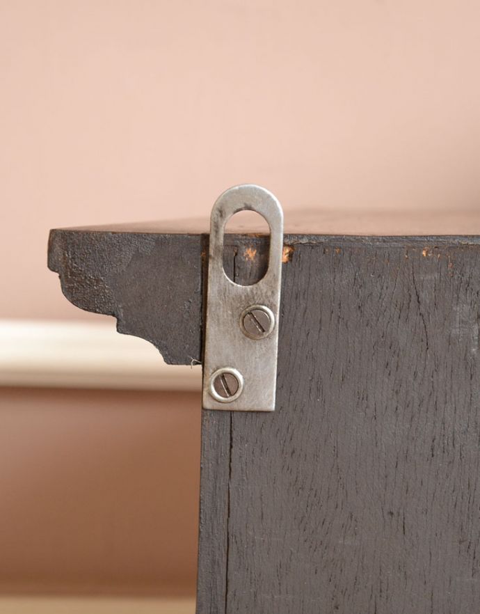 ウォールキャビネット　アンティーク家具　壁付けの小さなアンティーク家具、フランスのガラス扉付きウォールキャビネット。壁に取り付けできます背中部分にフックを付けて壁にカンタンに取り付け出来るようにしました。(j-1724-f)