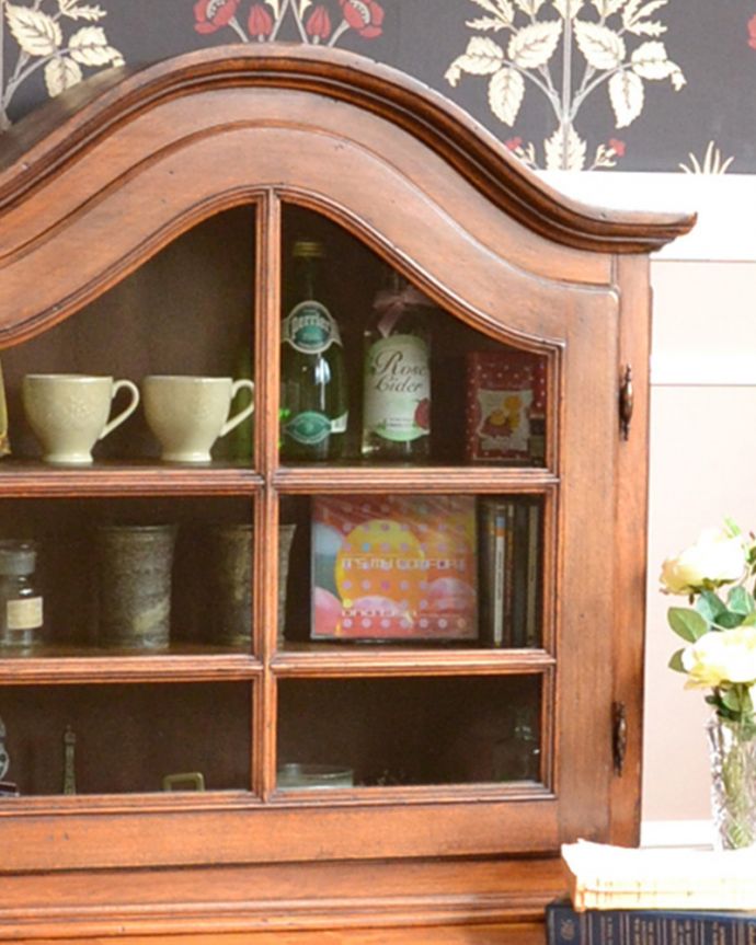 ウォールキャビネット　アンティーク家具　壁付けの小さなアンティーク家具、フランスのガラス扉付きウォールキャビネット。小さくてもフランスらしさたっぷり壁につけることもできるので実用的に使えちゃう！フランスらしく壁からお部屋の中をオシャレに彩ってくれます。(j-1724-f)