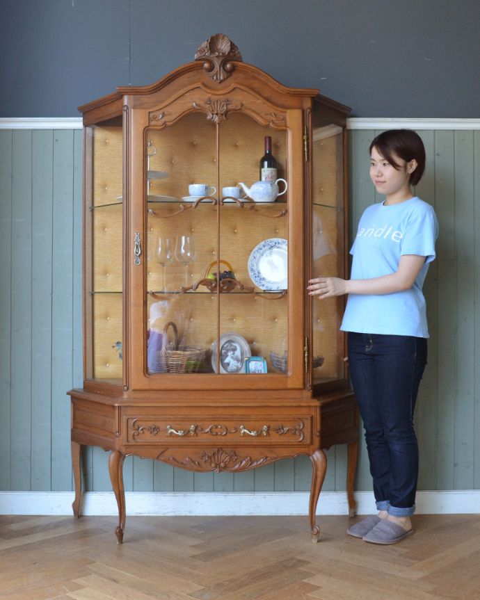アンティークのキャビネット　アンティーク家具　フランスで見つけたアンティーク家具、エレガントなガラスキャビネット（ショーケース）。お気に入りの雑貨や食器を並べてみましょう。(j-1747-f)
