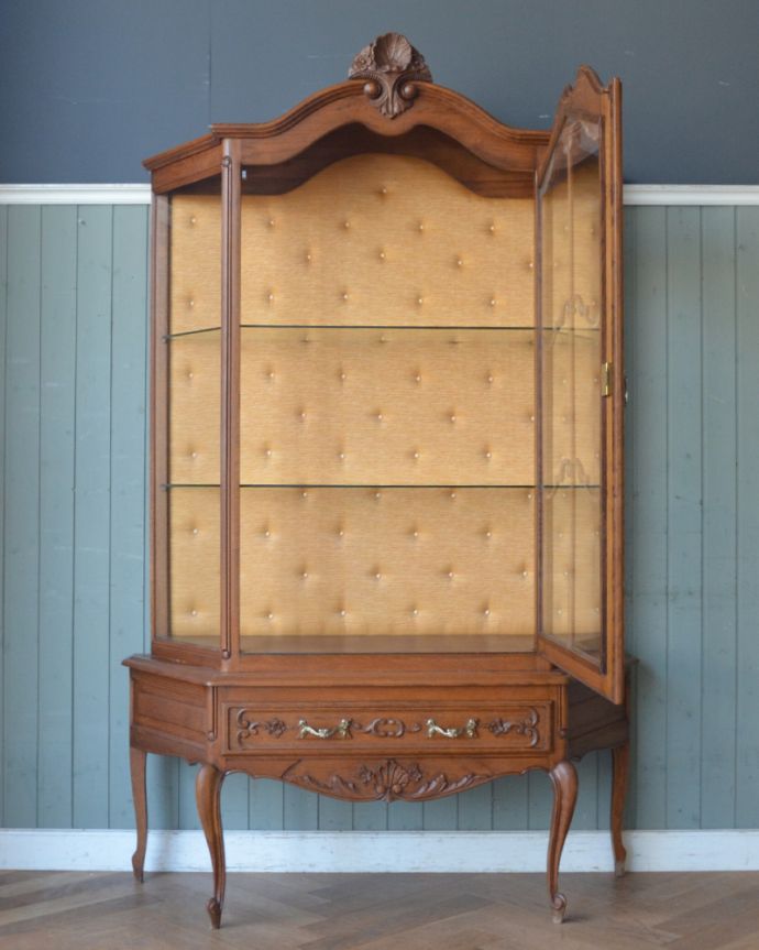 アンティークのキャビネット　アンティーク家具　フランスで見つけたアンティーク家具、エレガントなガラスキャビネット（ショーケース）。食器や写真立て、本やDVDなどなど、たくさん飾ればディスプレイの幅が広がります！ガラスが大きいので、中に飾ったものがいい感じに見えてオシャレになります。(j-1747-f)