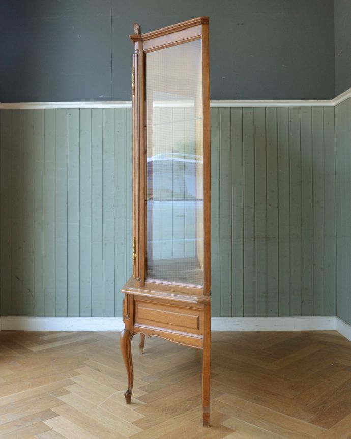 アンティークのキャビネット　アンティーク家具　フランスで見つけたアンティーク家具、エレガントなガラスキャビネット（ショーケース）。サイドもガラスなので、どこから見ても美しいです！しっかり作られているので、安心してお使いいただけます。(j-1747-f)