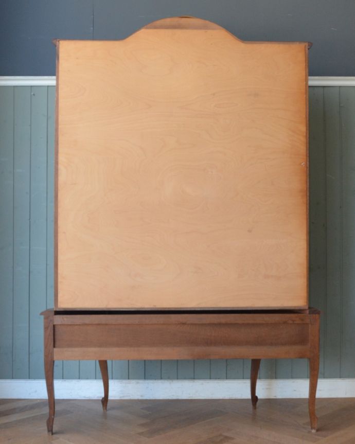 アンティークのキャビネット　アンティーク家具　フランスで見つけたアンティーク家具、エレガントなガラスキャビネット（ショーケース）。きちんとメンテナンスしてあるので、裏側もキレイです。(j-1747-f)