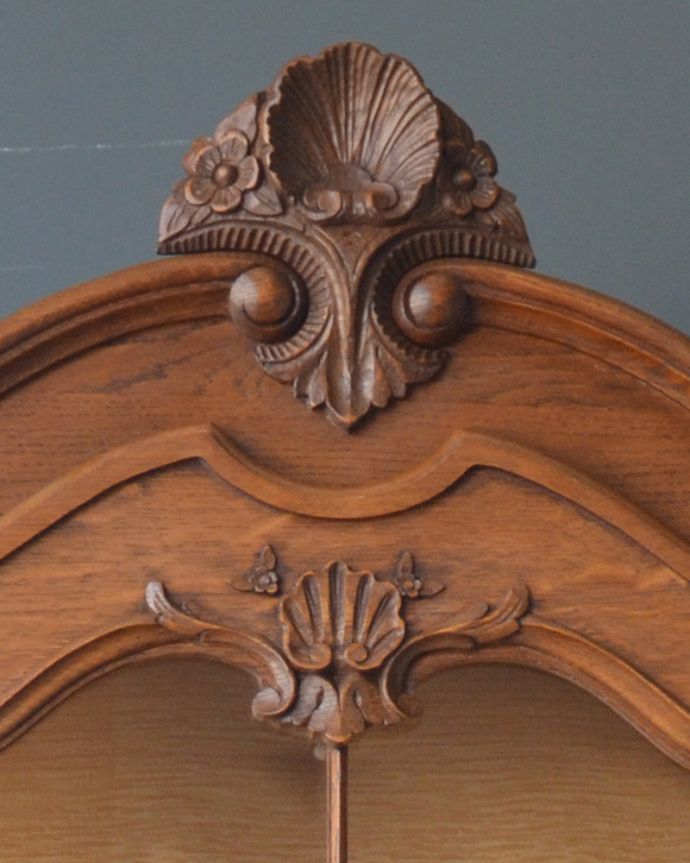 アンティークのキャビネット　アンティーク家具　フランスで見つけたアンティーク家具、エレガントなガラスキャビネット（ショーケース）。トップに付いた美しい装飾にはどこか和の美しさを感じます。(j-1747-f)