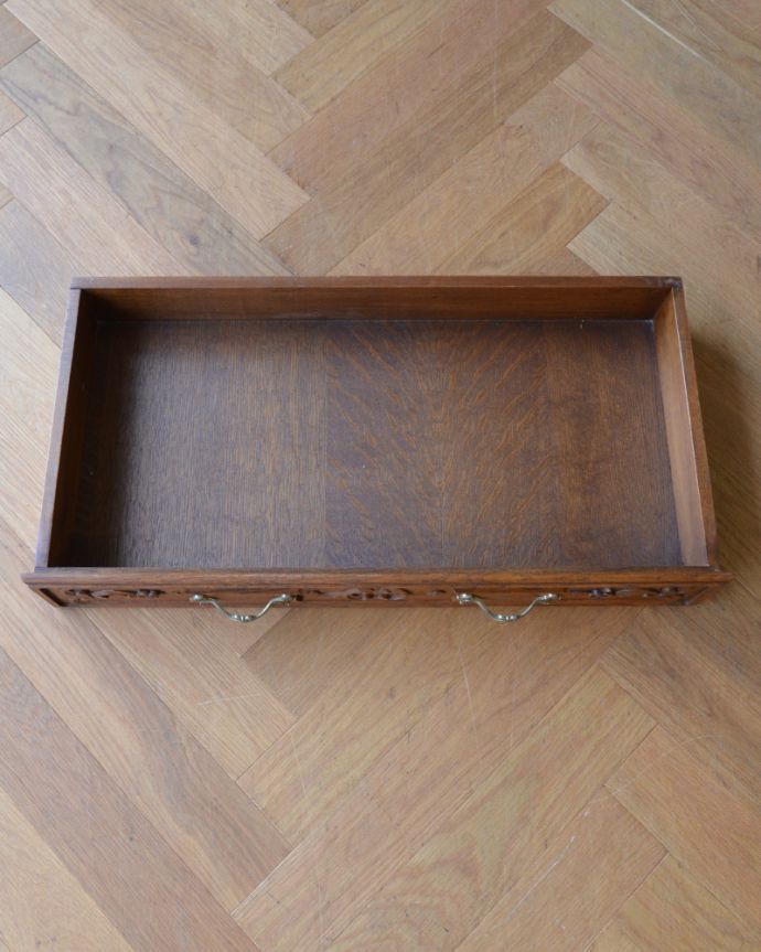 アンティークのキャビネット　アンティーク家具　フランスで見つけたアンティーク家具、エレガントなガラスキャビネット（ショーケース）。引き出しもキレイに修復してありますので、いろんなものを収納して下さい。(j-1747-f)