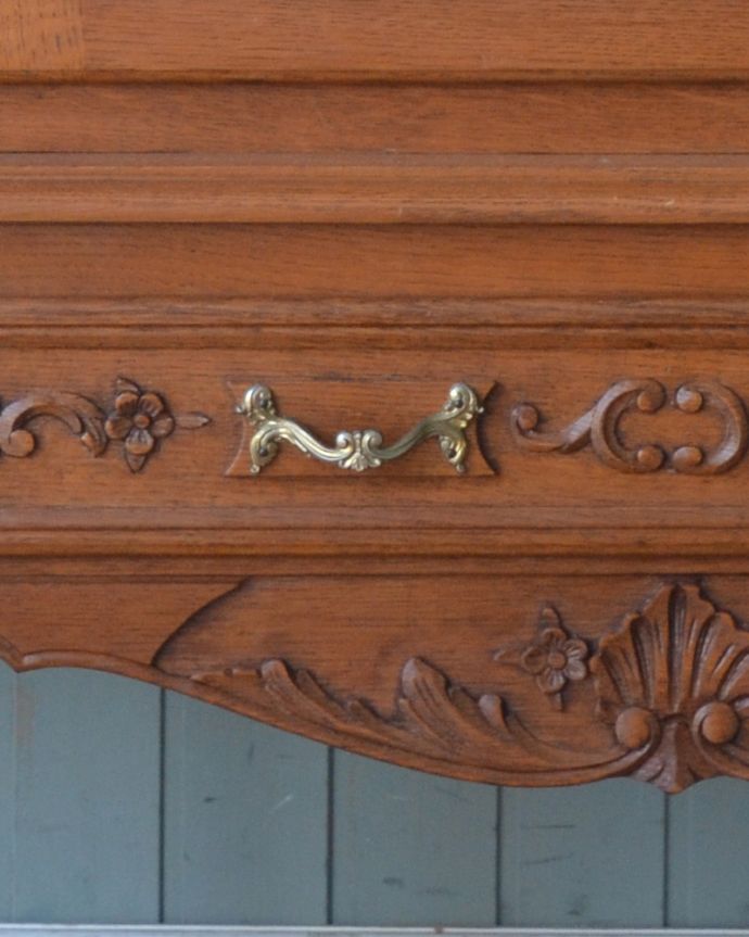 アンティークのキャビネット　アンティーク家具　フランスで見つけたアンティーク家具、エレガントなガラスキャビネット（ショーケース）。フランスらしい優雅な曲線の取っ手です。(j-1747-f)