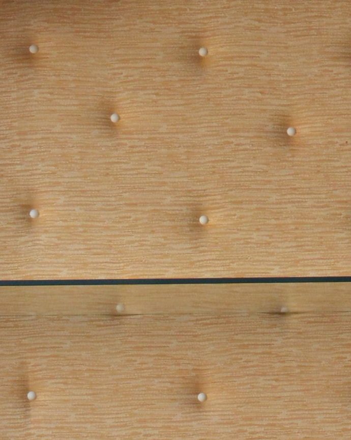 アンティークのキャビネット　アンティーク家具　フランスで見つけたアンティーク家具、エレガントなガラスキャビネット（ショーケース）。柄物の食器やお気に入りのアイテムが引き立つような生地になっています。(j-1747-f)