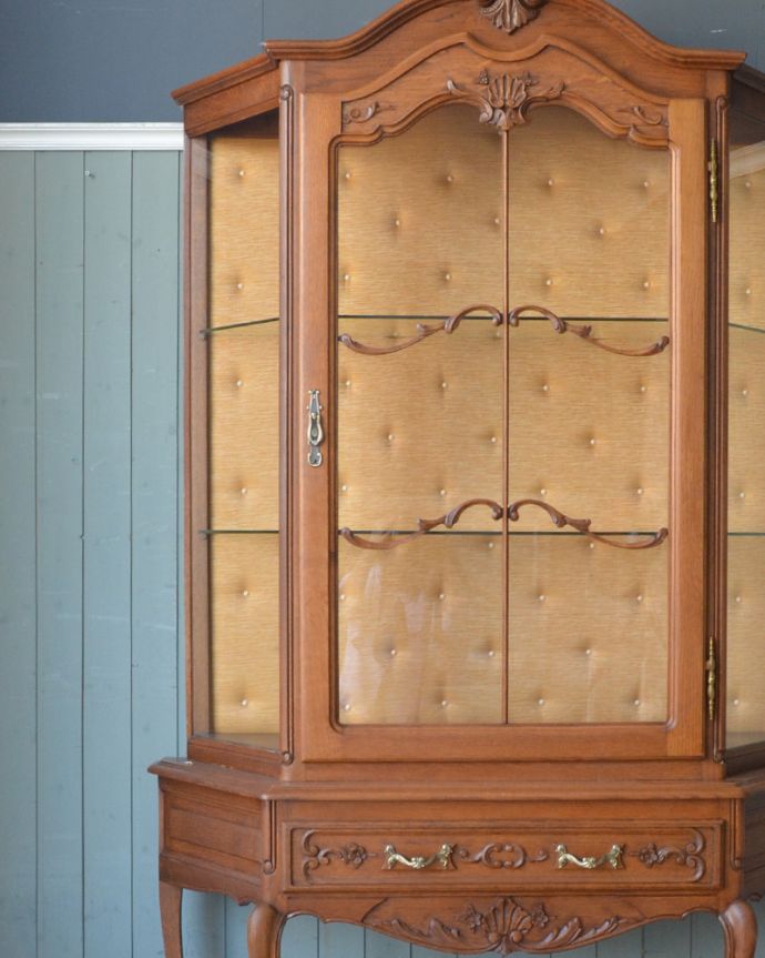 アンティークのキャビネット　アンティーク家具　フランスで見つけたアンティーク家具、エレガントなガラスキャビネット（ショーケース）。キレイに修復してありますので、いろんなものを収納して下さい。(j-1747-f)