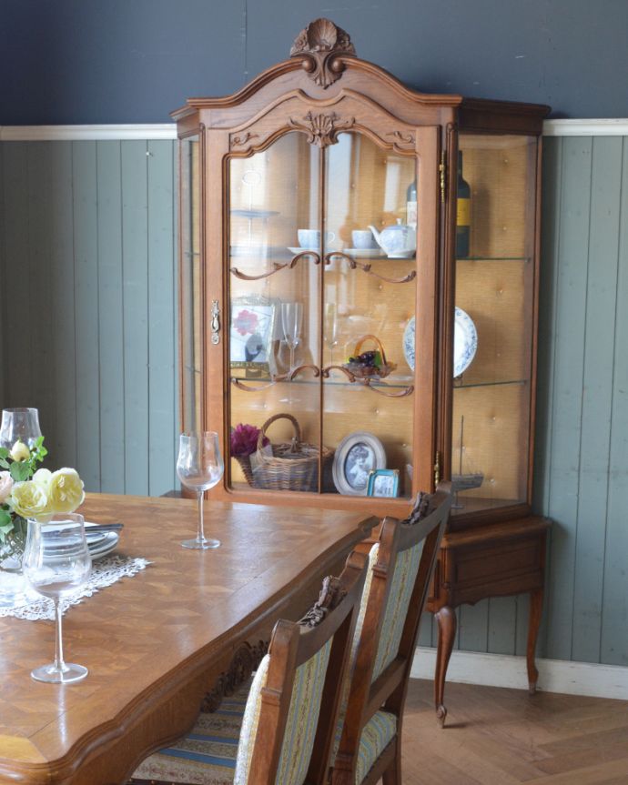 アンティークのキャビネット　アンティーク家具　フランスで見つけたアンティーク家具、エレガントなガラスキャビネット（ショーケース）。優雅で美しいフォルムフランスらしい芸術的なフォルムは、なんとも優雅。(j-1747-f)