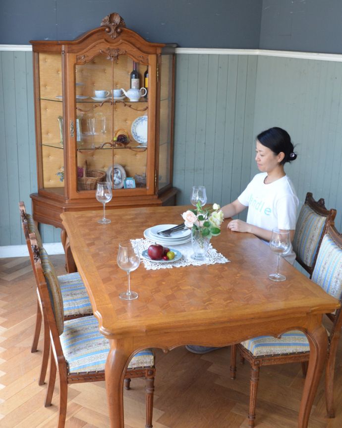 アンティークのキャビネット　アンティーク家具　フランスで見つけたアンティーク家具、エレガントなガラスキャビネット（ショーケース）。あっと言う間にお部屋の中はフランス気分特別な食事じゃなくても、このキャビネットがあるだけで雰囲気が一気に華やいじゃうから、毎日が楽しくなっちゃう。(j-1747-f)