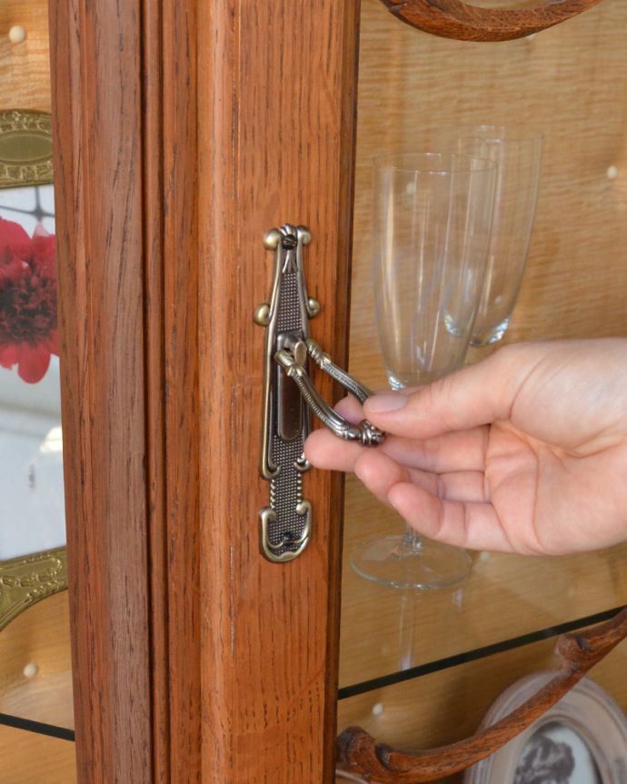 アンティークのキャビネット　アンティーク家具　フランスで見つけたアンティーク家具、エレガントなガラスキャビネット（ショーケース）。凝った繊細な装飾が施された取っ手です。(j-1747-f)