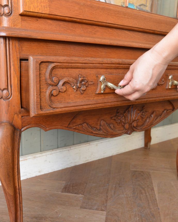 アンティークのキャビネット　アンティーク家具　フランスで見つけたアンティーク家具、エレガントなガラスキャビネット（ショーケース）。引き出しの開け閉めもスムーズにできます。(j-1747-f)