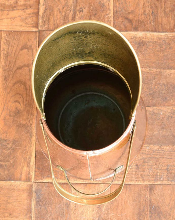 アンティーク 真鍮の雑貨　アンティーク雑貨　真鍮と銅製のアンティーク　コールボックス　炭入れポット。上から見ると…傘たてや、ドライフラワーを入れればインテリアとして素敵にお使いいただけます。(j-175-z)